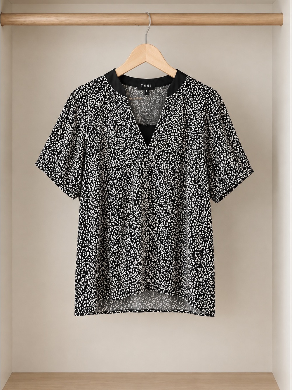 THML  Black & White Printed V-Neck Short Sleeve Top Small NWT H-12